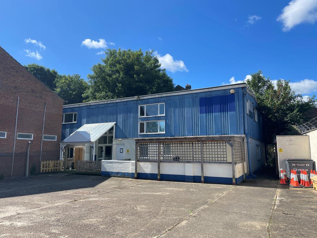 Lot: 121 - VACANT FORMER NURSERY WITH POTENTIAL FOR ALTERNATIVE SCHEME - Detached nursery with parking